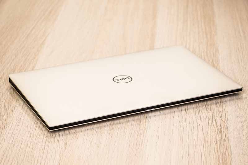 Dell XPS 13 9380 pokrywa ekranu