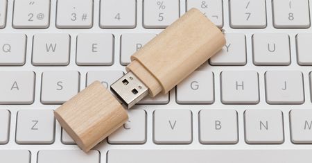 Jak zgrać na pendrive pliki z komputera lub smartfona? Poradnik dla każdego