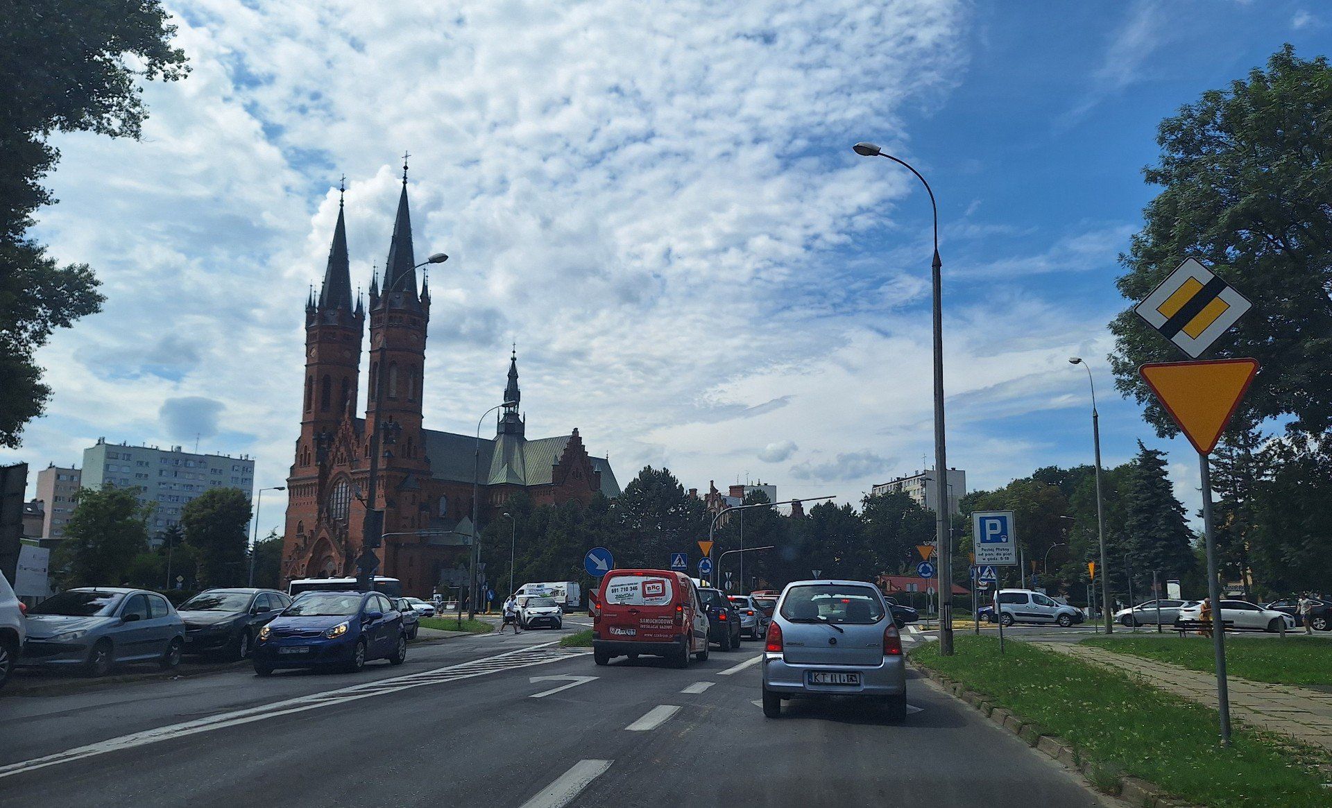 Dotychczasowe rondo tymczasowe na skrzyżowaniu Krakowskiej z Sikorskiego i Narutowicza ma zostać zastąpione stałym, turbinowym z dodatkowym buspasem oraz przejściem podziemnym
