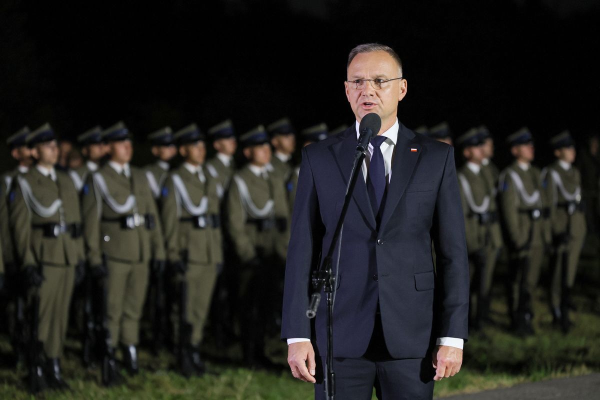 Andrzej Duda podczas Apelu Pamięci przed Pomnikiem – Krzyżem upamiętniającym miejsce śmierci ks. mjr. Ignacego Skorupki w Ossowie