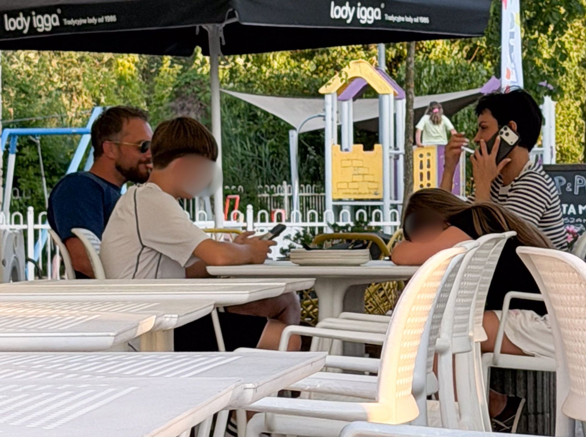Dorota Gardias z partnerem i dziećmi w restauracji