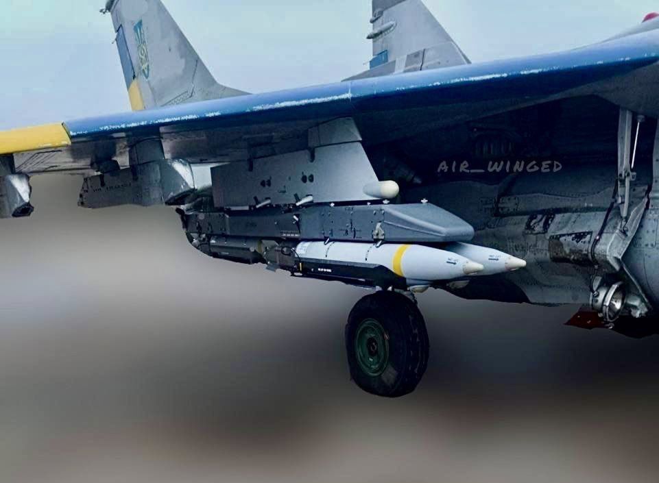 Ukraiński MiG-29 z ładunkiem bomb GBU-39 SDB. 