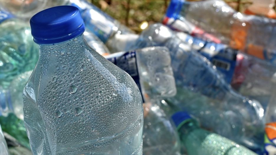 Plastikowe opakowania na wodę niebezpieczne dla zdrowia