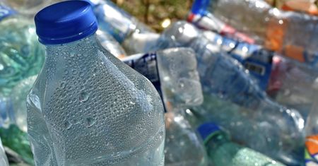 "Pijemy plastik". Francuzi zszokowani najnowszymi badaniami opakowań wody