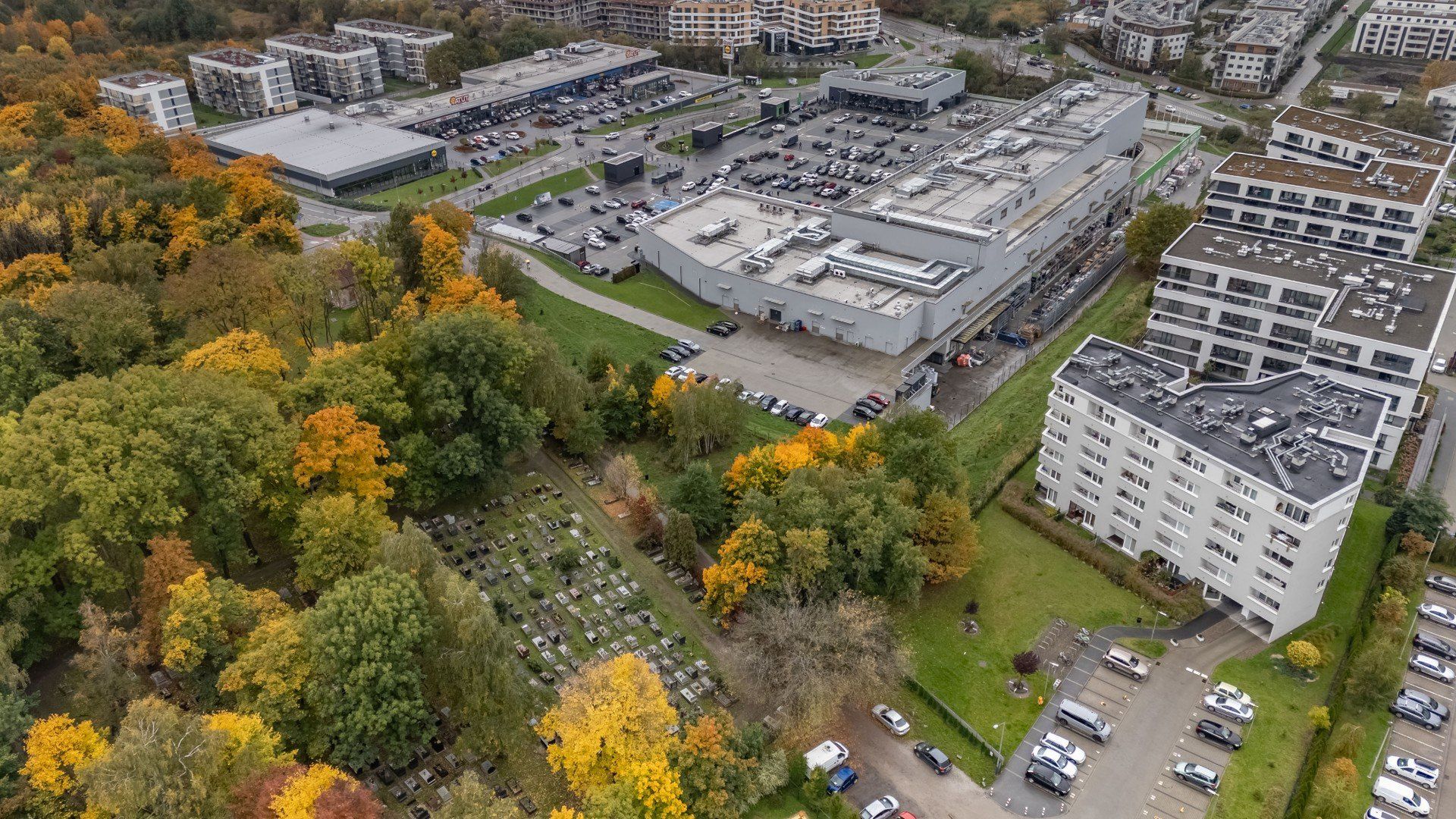 Niewielki cmentarz na Ruczaju skryty jest w parku pomiędzy blokami i centrum handlowym. Ten widok robi ogromne wrażenie