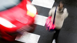 Łódź: Potrącenie w centrum miasta. Kobieta z telefonem na pasach, kierowca nie zwalnia