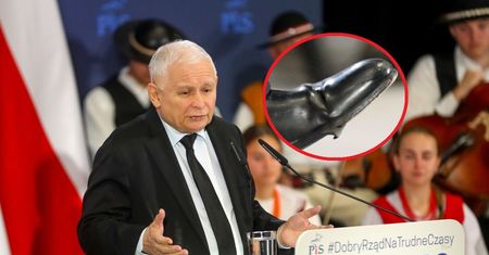 Bezlitośnie kpi z prezesa. Chodzi o buty