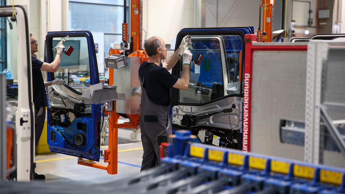 otwarcie nowych hal produkcyjnych
Niepo�omice (woj. ma�opolskie), 16.05.2023. Otwarcie nowych hal produkcyjnych w MAN Trucks w Niepo�omicach, 16 bm. (�g/ibor) PAP/�ukasz G�gulski
�ukasz G�gulski
aut, auta, auto, ci�arowe, ci�arowych, ci�ar�wek, ci�ar�wka, ci�ar�wki, fabryka, hal produkcyjnych, hala, hale produkcyjne, MAN Trucks, maszyny, otwarcia, otwarcie, pracownicy, pracownik, produkcja, produkcyjna, samochod�w, samochody, samoch�d, sprz�t