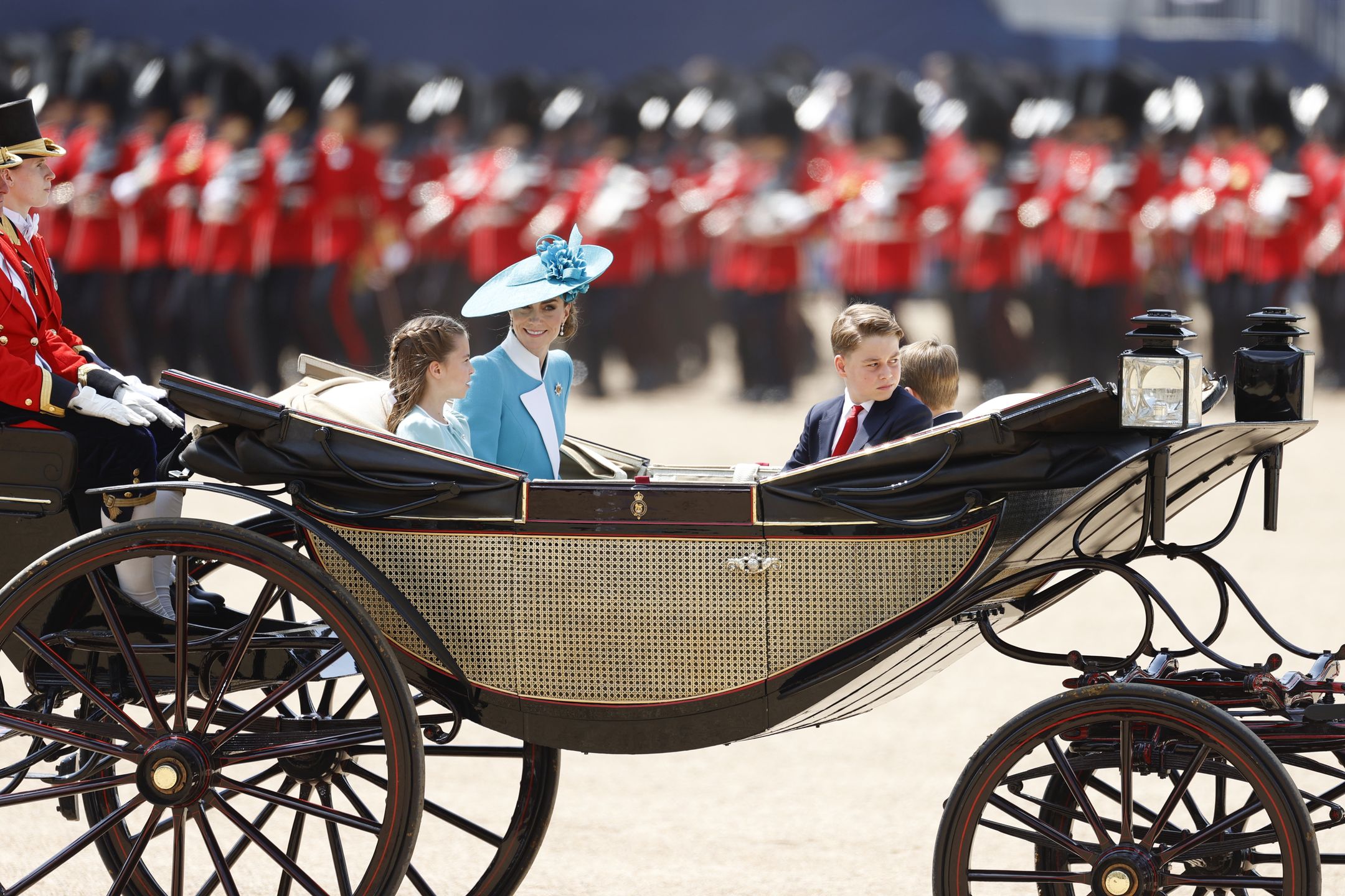 Księżna Ka z dziećmi na Trooping the Colour 