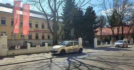„Oddałem krew, dostałem mandat”. Krwiodawcy w Lublinie karani za parkowanie przy RCKiK mimo prawa do bezpłatnego postoju