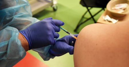 Koronawirus. EMA dopuszcza szczepienie 12-latków