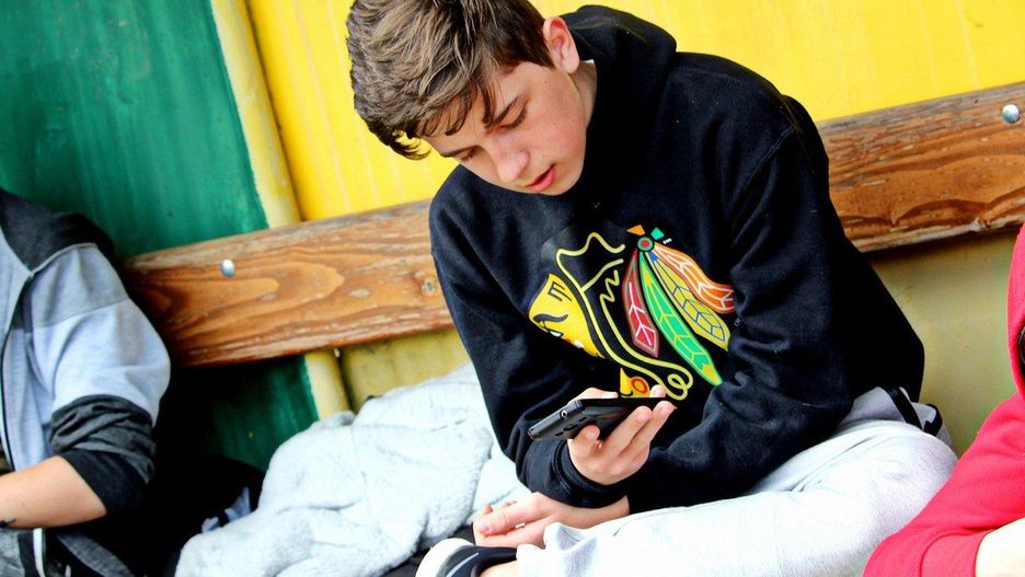 Telefony to często cały świat współczesnych nastolatków. Zdjęcie ilustracyjne