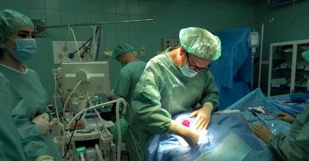 Lekarze z Lublina przeprowadzili nowatorską operację u młodej pacjentki. Odtworzyli skórę głowy