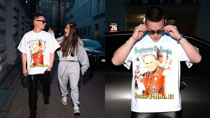 Bart Pniewski pozuje w t-shircie z Janem Pawłem II