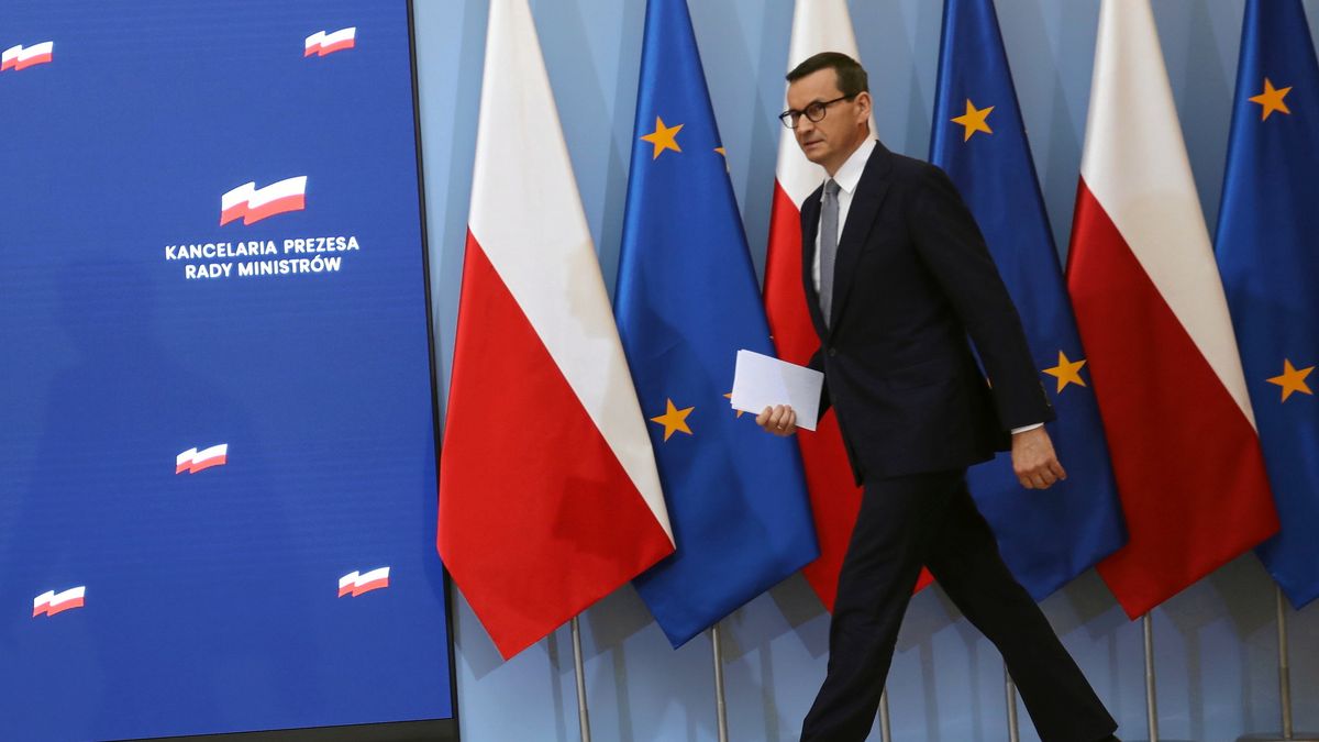 Na zdjęciu Mateusz Morawiecki wychodzący na konferencję prasową