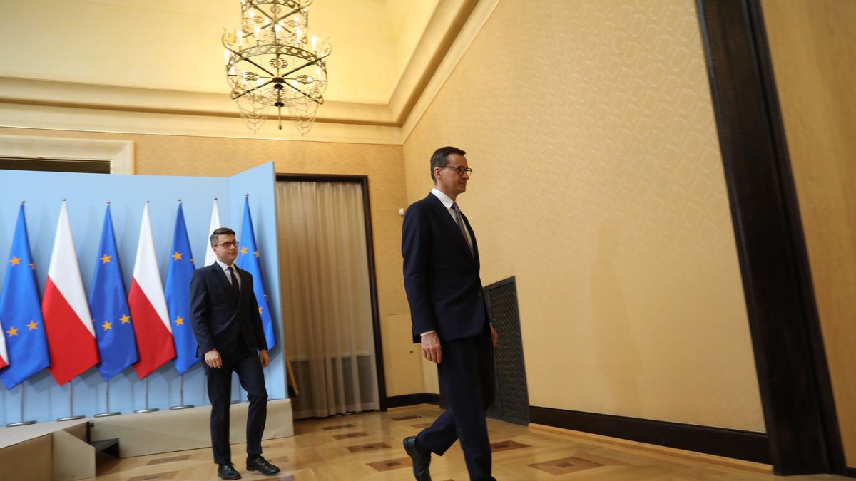 Konferencja prasowa premiera Morawieckiego w Warszawie w sprawie '' wakacji kredytowych ''
29.07.2022 Warszawa , Aleje Ujazdowskie . Kancelaria Prezesa Rady Ministrow . Sala imienia Tadeusz Mazowieckiego . Od lewej: rzecznik rzadu Piotr Muller , premier Mateusz Morawiecki podczas konferencji prasowej w sprawie inflacji i '' wakacji kredytowych ''.
Fot. Slawomir Kaminski / Agencja Wyborcza.pl
Fot. Slawomir Kaminski / Agencja Wyborcza.pl
premier, kprm, konferencja, mateusz morawiecki, konferencje, prasowa, inflacja, drozyzna, wakacje, kredytowe, kredyt, /FR/, wyjscie, krok, flagi