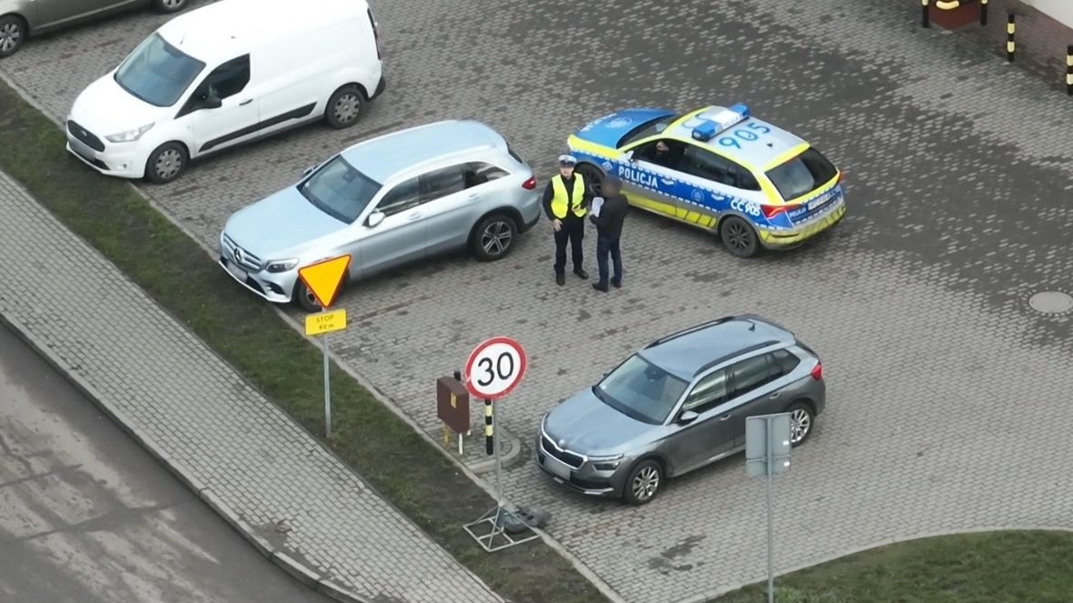 Policja wykorzystuje drony do kontrolowania kierowców