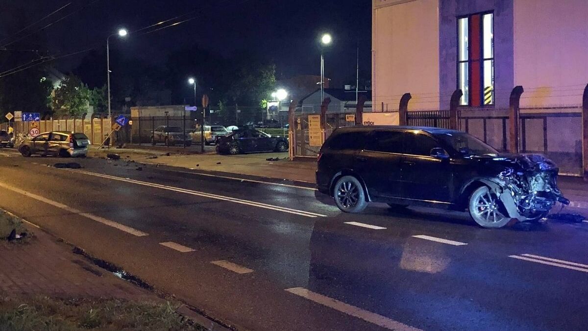 Wypadek z udziałem BMW i dwóch inny aut na ul. Krochmalnej