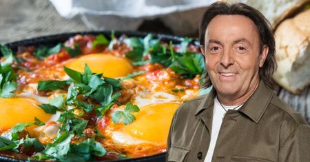 Michel Moran do szakszuki dodaje dwa nietypowe produkty. Dzięki nim smakuje jeszcze lepiej