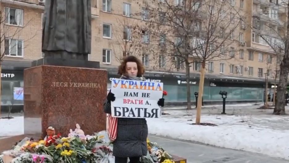 Kobieta, która protestowała w Moskwie z napisem "Ukraina nie jest naszym wrogiem, ale naszym bratem" została zatrzymana.