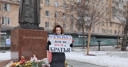 Stała z taką kartką w Moskwie. To za chwilę zrobiła milicja