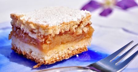 Przepis na tradycyjną szarlotkę. Idealne ciasto na rodzinne popołudnie