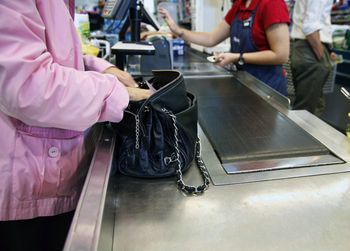 Nie rób tak w sklepie. "Może to zostać uznane za kradzież"