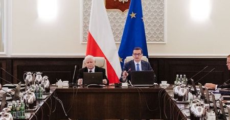 Premier nie wierzy KE? Poseł Lewicy: jest w potrzasku