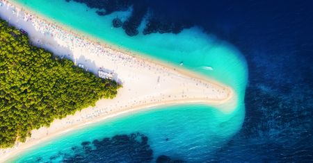 Szmaragdowe jeziora, księżycowe wysepki i niezwykłe plaże. Ten kraj zachwyca na każdym kroku