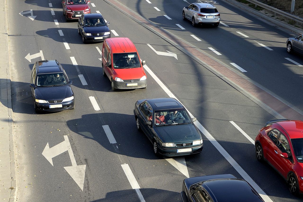 Jeżeli zamierzasz jechać prosto, nie blokuj prawego pasa, którym można skręcić w prawo jeżeli nie ma korka.