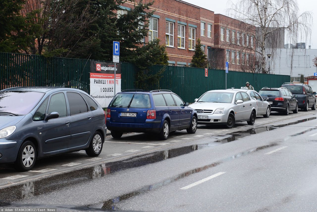 Tak parkować akurat nie można. Pamiętajcie - zawsze przodem do kierunku jazdy.