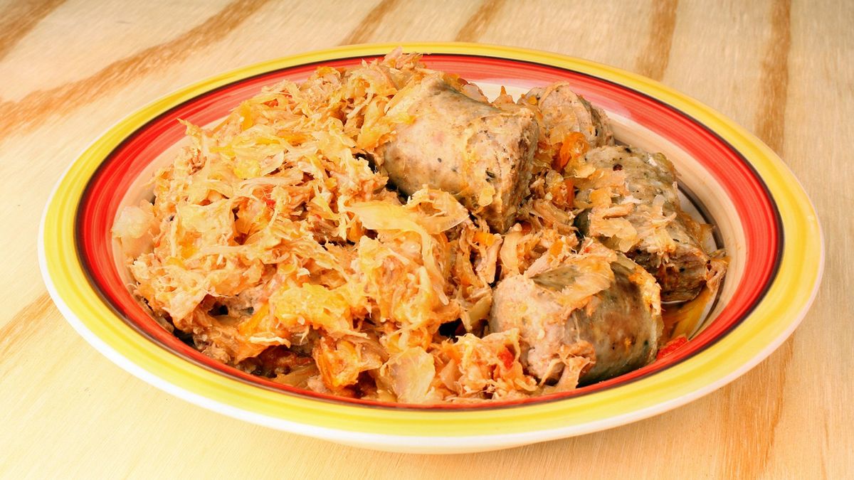 Nie musisz przez pł dnia gotować bigosu. Zaserwuj rodzinie mięso na kapuście