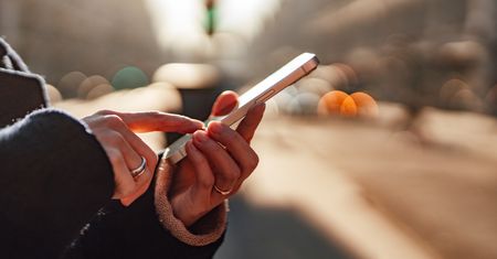 Internet w telefonie. Co najszybciej zużywa pakiet danych?