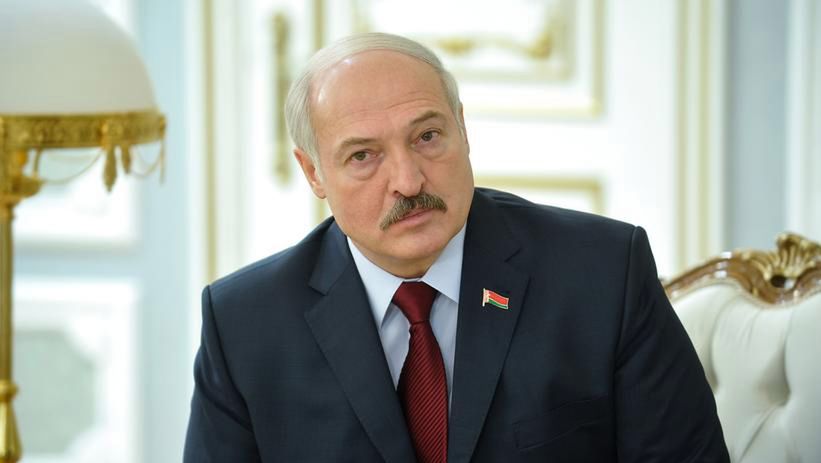 <p>Miñsk, Bia³oru, 05.12.2016. Prezydent Republiki Bia³oruskiej Alaksandr £ukaszenka podczas spotkania z marsza³kiem Karczewskim w Miñsku, 5 bm. Marsza³ek Senatu rozpocz¹³ trzydniow¹ wizytê na Bia³orusi, której jednym z kluczowych punktów ma byæ udzia³ w ratyfikowaniu przez bia³oruski parlament porozumienia pomiêdzy polskim a bia³oruskim rz¹dem o wspó³pracy w dziedzinie edukacji, dotycz¹cego wymiany nauczycieli, m³odzie¿y i studentów, nauczania jêzyka polskiego oraz wspó³pracy naukowej. (zuz/mgut) PAP/Marcin Obara</p>