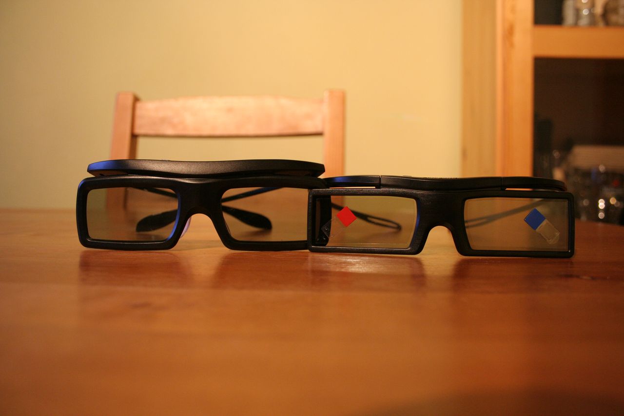 Okulary aktywne do 3d. Z lewej model dostarczony z TV