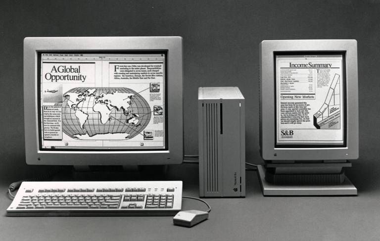 Macintosh Two-Page Monochrome Display  oraz Macintosh Portrait Display w towarzystwie Macintosha IIci. Niegdyś idealny zestaw dla osób, zajmujących się DTP.