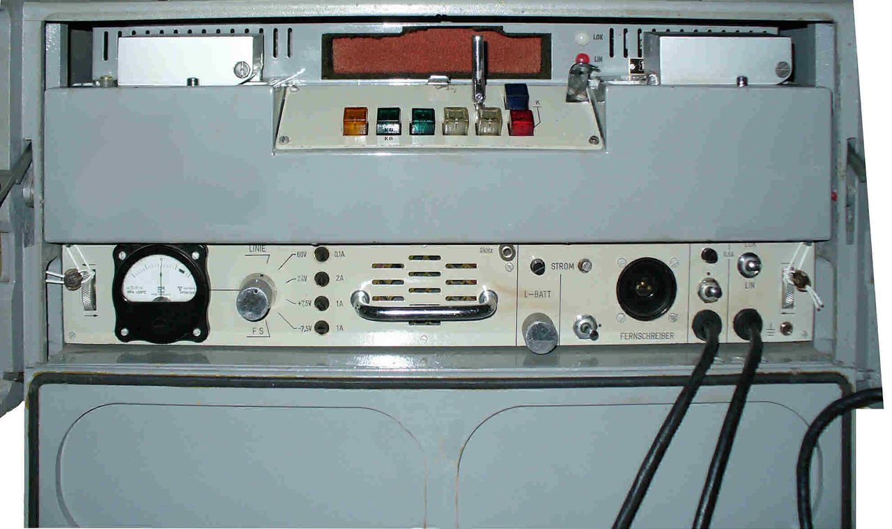 Polskie urządzenie szyfrujące DUDEK (wersja dla Stasi, w NRD znana pod nazwą T-353). Źródło: http://scz.bplaced.net/t353.html)