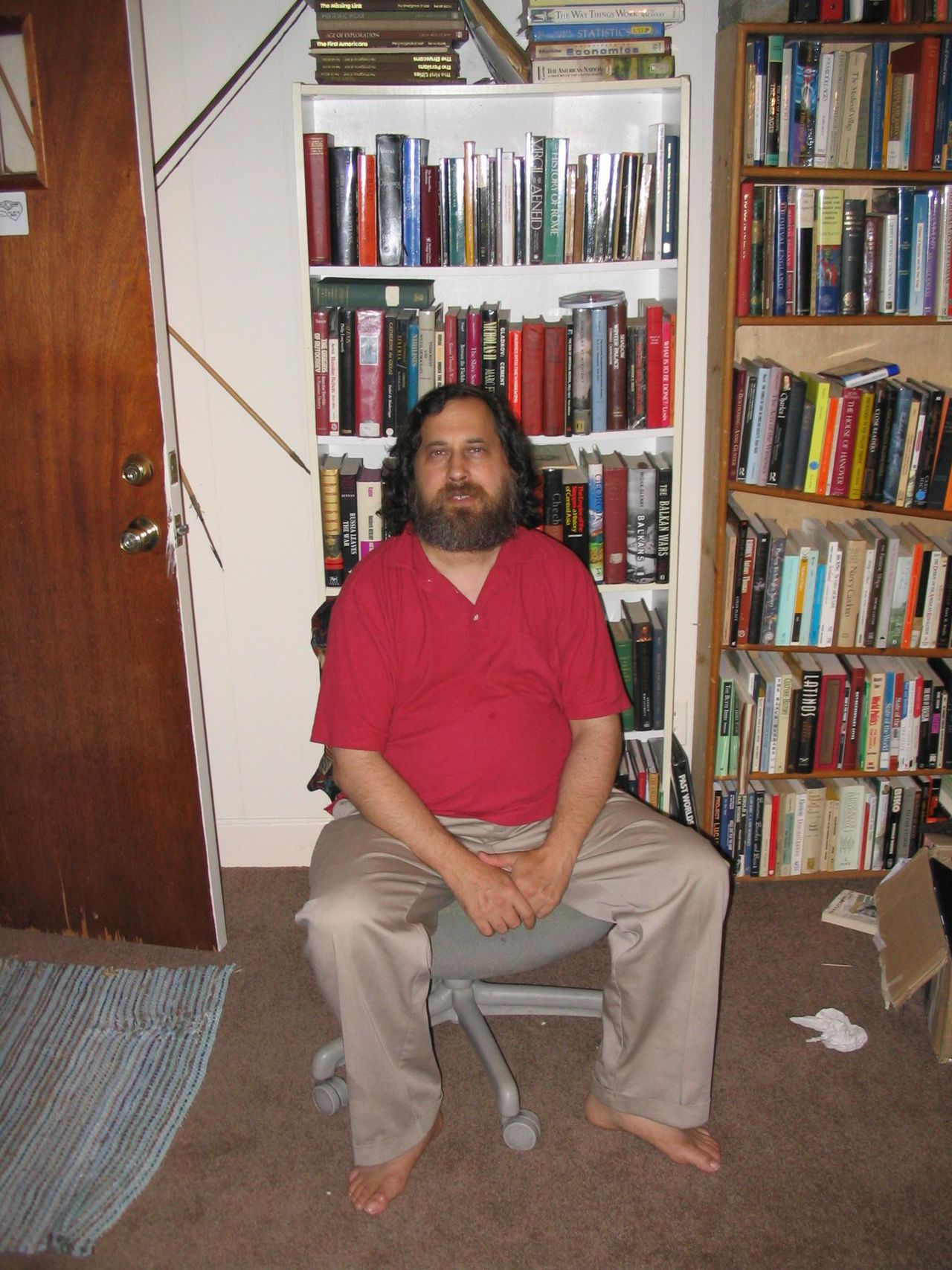 Richard M. Stallman jest bardzo oczytaną osobą, ma kilkutysięczny zbiór książek, najwięcej poświęconych zagadnieniom współczesnej nauki, szeroko pojętej informatyki, filozoficzne, biografię przywódców komunistycznych i z nurtu science fiction.