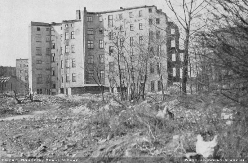 Kamienica na Grabiszynie. Choć zdjęcie pochodzi z 1959 roku, ciągle widać ślady wojny.