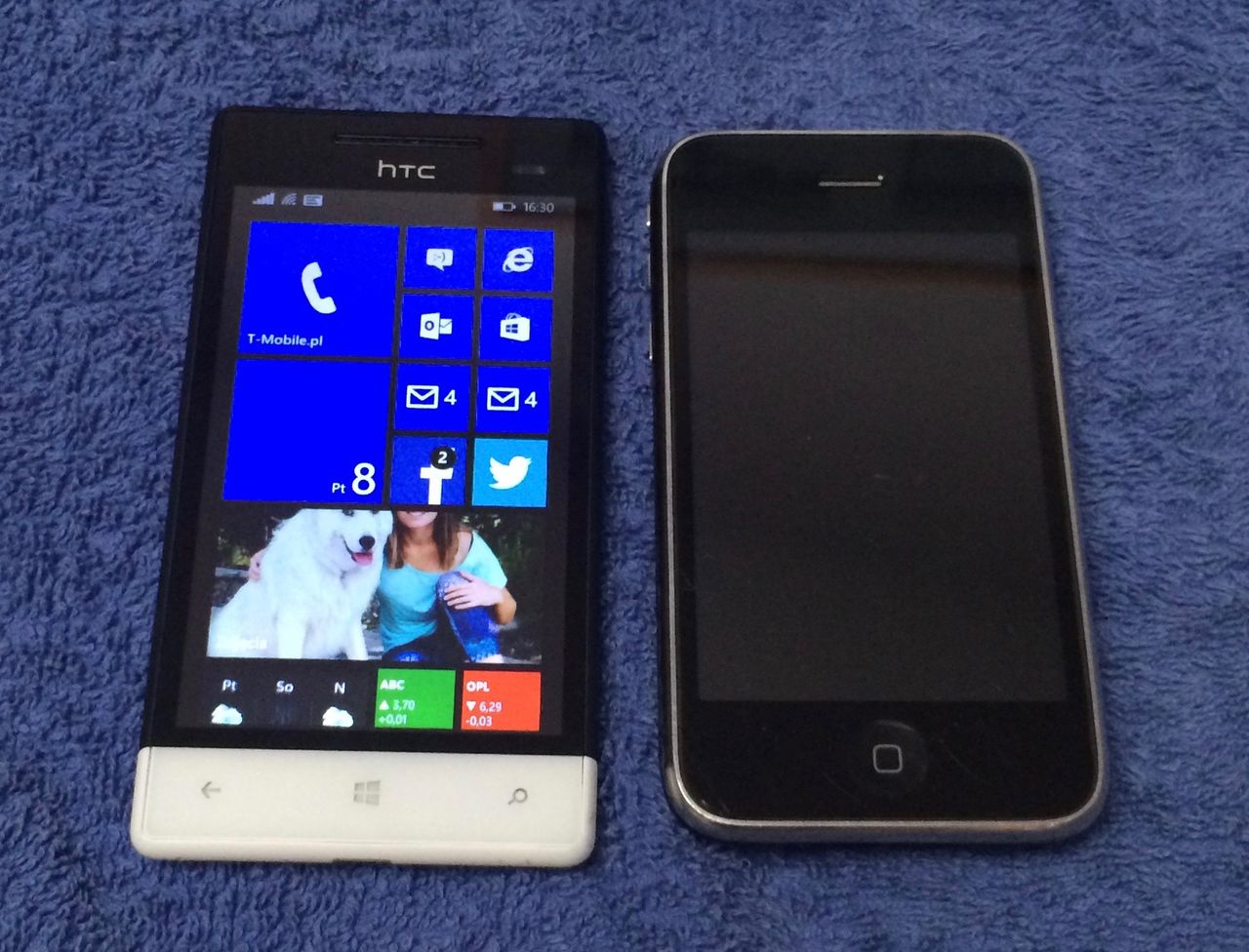 Choć w rzeczywistości HTC 8s rozmiarami nie odbiega od iPhonea 3GS, wygląda zdecydowanie smuklej. Z całą pewnością jest cieńszy i lżejszy. Więc jeśli chodzi o funkcję drugiego telefonu, jest jak najbardziej ok.