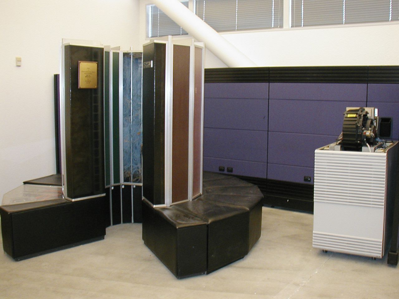 Cray 1 (to ta kabina z siedziskami) był superkomputerem końca lat 70-tych. Jego moc obliczeniowa 133 MFLOPS wówczas równie imponująca jak jego cena - 8 mln USD.