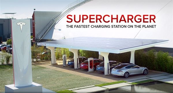 Stacja Tesla Supercharfer umożliwia naładowanie akumulatorów modelu S w 40 minut do 80%, a w 75 minut do 100%.