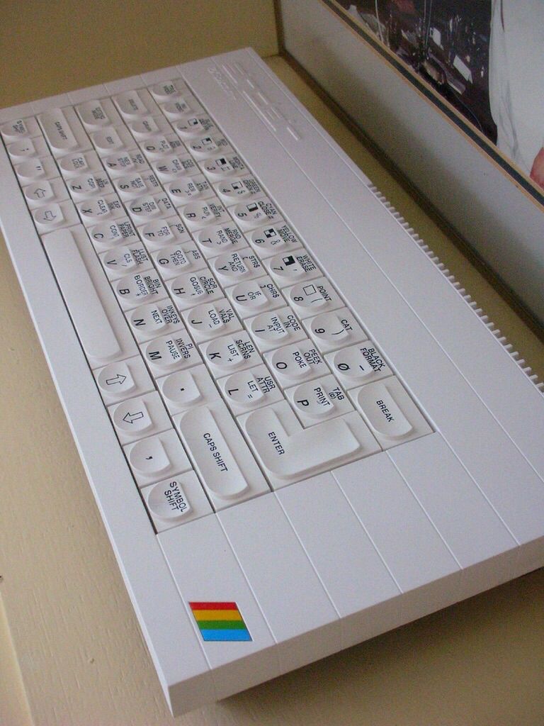 Biały ZX Spectrum +. Zdjęcie z kolekcji Ricka Dickinsona.