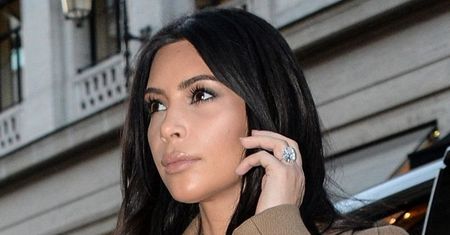 Kim Kardashian w biustonoszu na ulicach Paryża
