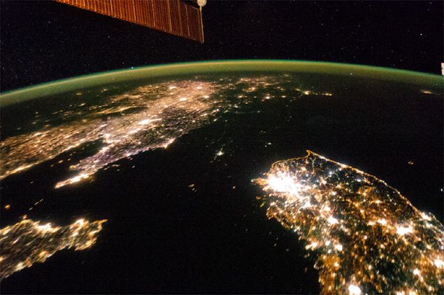 Nocne zdjęcie Półwyspu Koreańskiego. W północnej części niemal nie widać świateł 