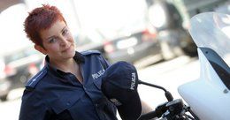 Policja kupuje mundury hurtem, a płaci jak w detalu