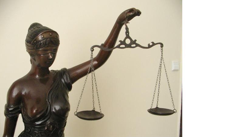 Po wypadku Katarzyna K. straciła oko. Trudno jej pracować w szkole