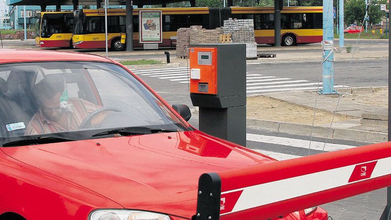 Wjazdu na parking przed pocztą bronią bramki