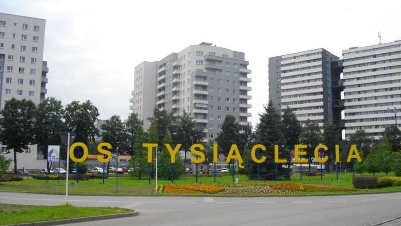 Napis bardzo dobrze widać również w nocy, ponieważ został podświetlony