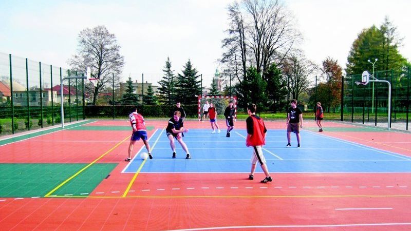 Wielofunkcyjne boisko przy Zespole Szkół Ponadgimnazjalnych tętni życiem od rana do wieczora